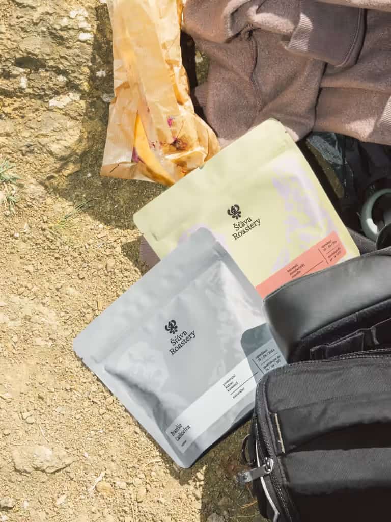 Sáčky kávy Šťáva Roastery připravené venku na cestu.
